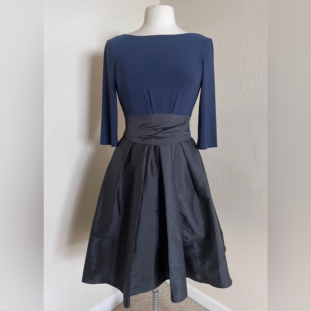 ADRIANNA PAPELL | Bateau Neck Two-Tone Short Dress, Size 6 - Picture 4 of 10